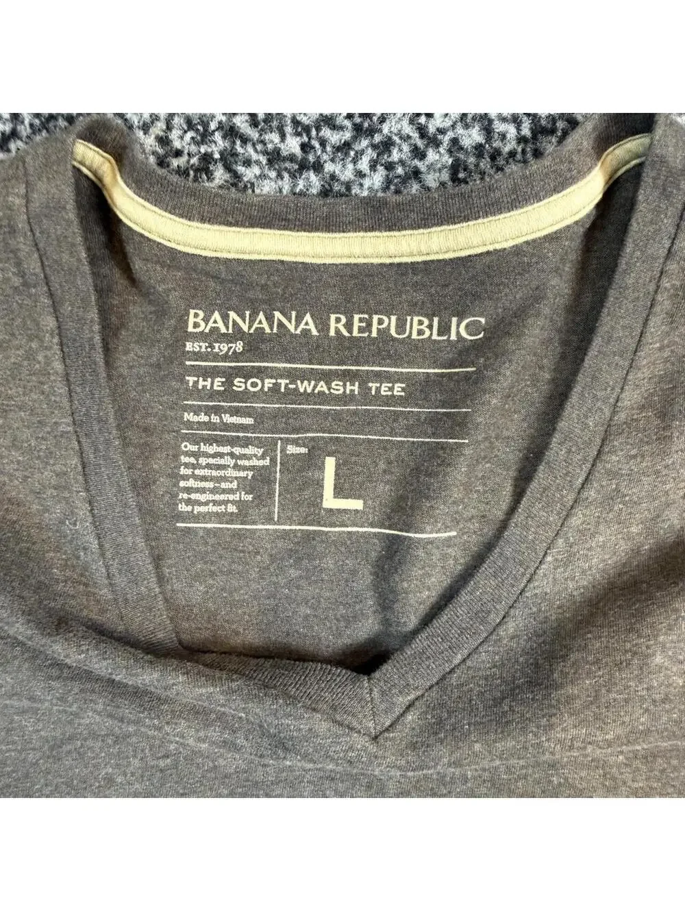 Banana Republic gray v-neck t-shirt in size L